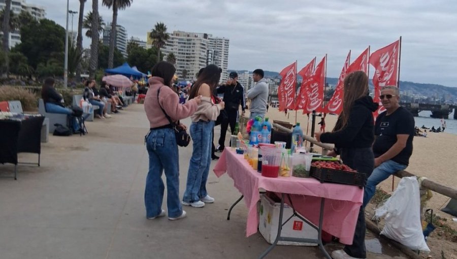 Borde costero de Viña del Mar, ¿una tierra de nadie? Ruidos, alcohol, comida callejera y comercio informal desatan la furia vecinal