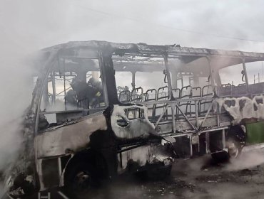Microbús queda completamente destruido tras incendio en la parte alta de Valparaíso