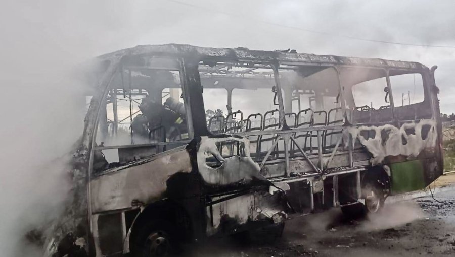 Microbús queda completamente destruido tras incendio en la parte alta de Valparaíso