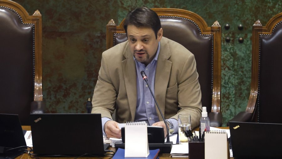 Piden enviar a Rivas a Comité de Ética tras cruce en sesión de la Cámara de Diputados con Kaiser y Naveillán