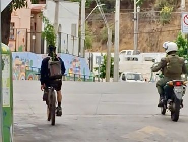 Surrealista registro en Valparaíso: motorista de Carabineros sorprende a ciclista transportando planta de marihuana en una mochila