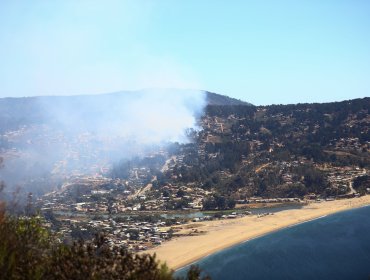 Incendio forestal en la localidad de Laguna Verde en Valparaíso ha afectado al menos a tres viviendas