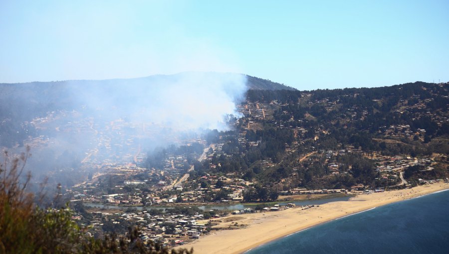 Incendio forestal en la localidad de Laguna Verde en Valparaíso ha afectado al menos a tres viviendas
