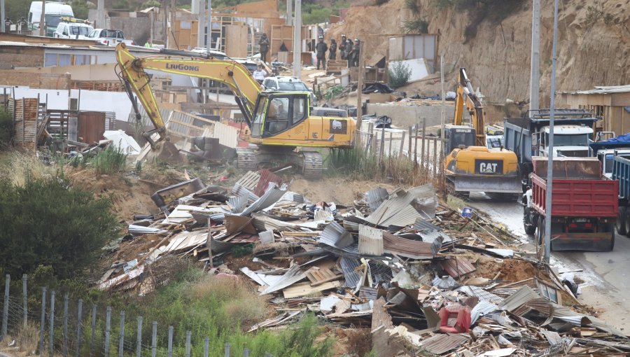 Desalojaron 52 viviendas irregulares en Quilpué para dar paso a proyecto habitacional