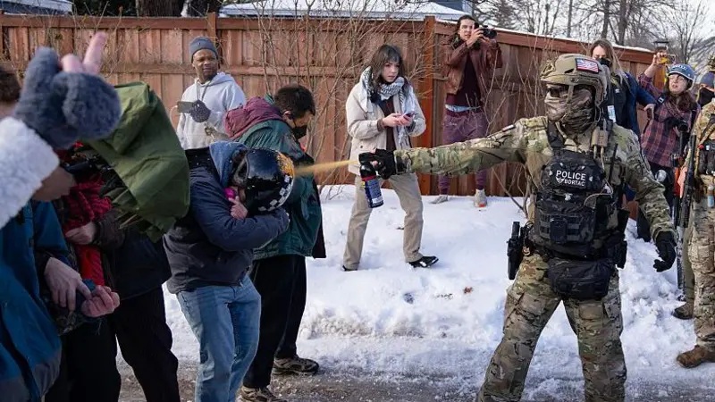 Agente de migraciones de EE.UU. mató a disparos a una mujer durante operativo en Minneapolis