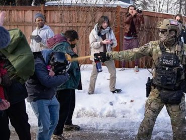 Agente de migraciones de EE.UU. mató a disparos a una mujer durante operativo en Minneapolis