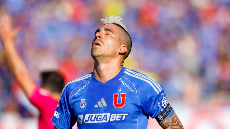 Barra brava de la U disparó contra Meneghini por "cortar" a Leandro Fernández