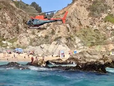 Con helicóptero y lancha rescatan a dos bañistas atrapados en roqueríos de Algarrobo