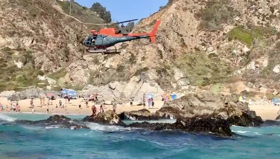 Con helicóptero y lancha rescatan a dos bañistas atrapados en roqueríos de Algarrobo
