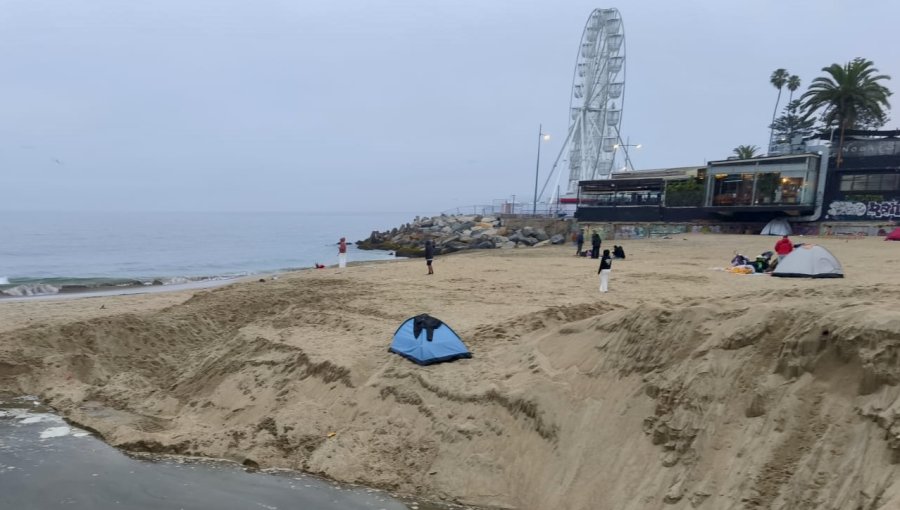 Carpas en playas de Viña generan denuncia por abandono del borde costero: vecinos exigen balnearios "dignos y resguardados"