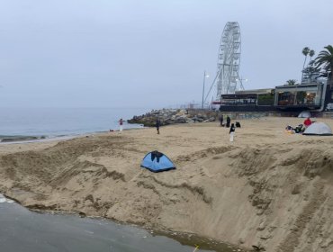 Carpas en playas de Viña generan denuncia por abandono del borde costero: vecinos exigen balnearios "dignos y resguardados"