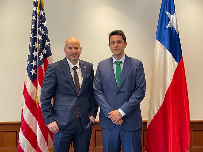 Embajador de EE.UU. defiende a Uber y critica normativa chilena que regula aplicaciones de transporte