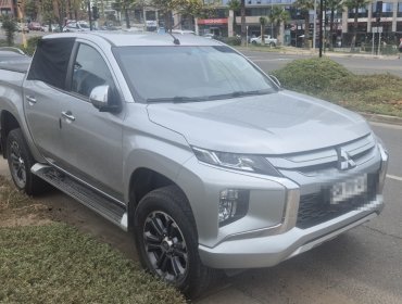 Sorprenden a sujeto empujando camioneta robada en supermercado de Concón