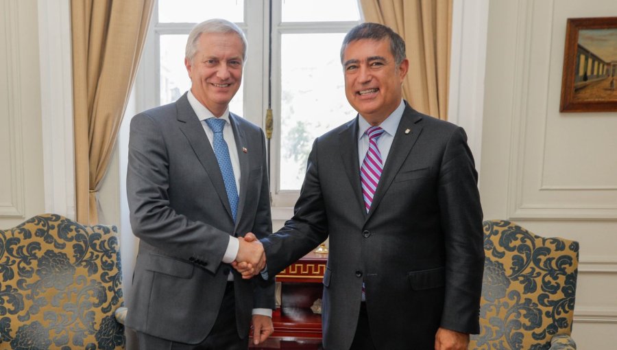 Kast se reúne con Desbordes y le agradece por "recuperar la esperanza de caminar tranquilos por el centro de Santiago"