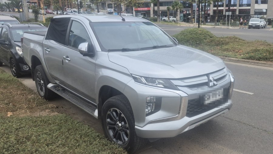 Sorprenden a sujeto empujando camioneta robada en supermercado de Concón