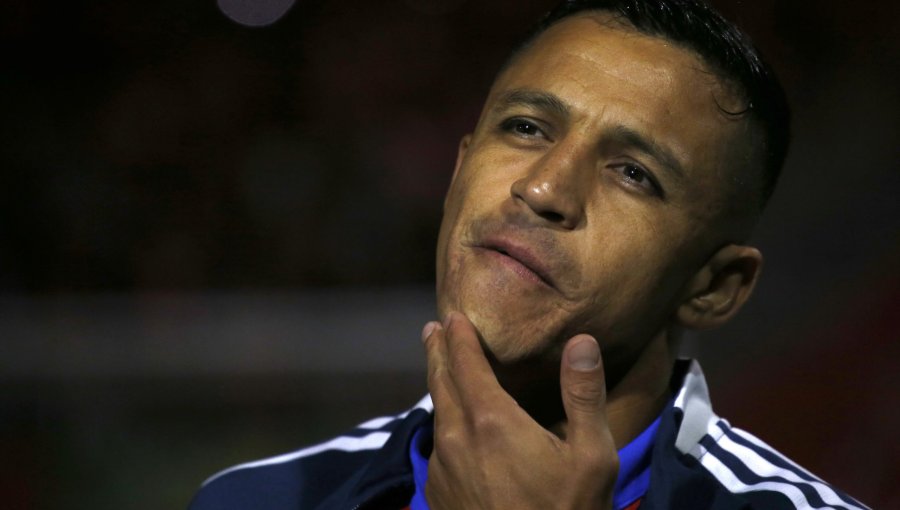 Golpe en la cadera pone en suspenso la titularidad de Alexis Sánchez