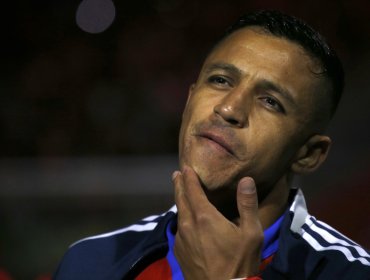 Golpe en la cadera pone en suspenso la titularidad de Alexis Sánchez
