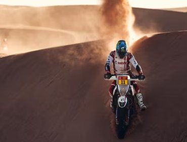 Cornejo fue el mejor chileno en la octava etapa del Rally Dakar, pero se alejó del liderato en motos