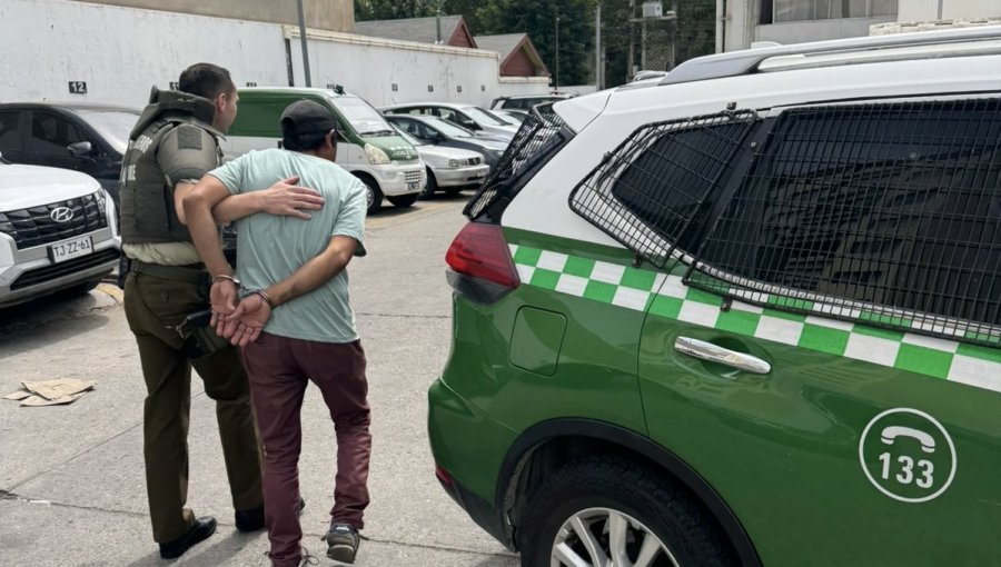 Capturan a dos aparcadores ilegales que robaron especies desde un automóvil estacionado en el borde costero de Viña del Mar