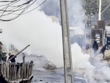 Con barricadas incendiarias y lanzamiento de bombas molotov comenzó el operativo de desalojo de la megatoma de San Antonio