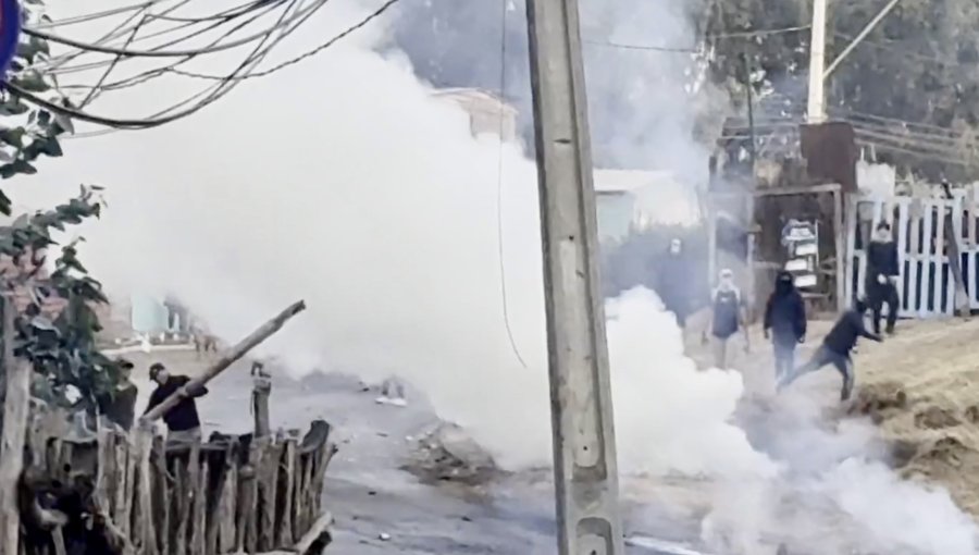 Con barricadas incendiarias y lanzamiento de bombas molotov comenzó el operativo de desalojo de la megatoma de San Antonio