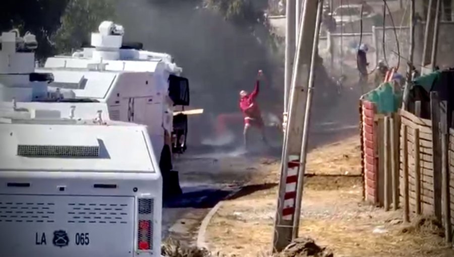 Ataques incendiarios a carros policiales marcaron inicio de la primera fase del desalojo de la parcela 11 de la megatoma de San Antonio