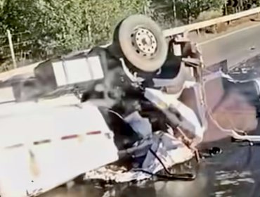 Un lesionado grave deja volcamiento de camión aljibe en la ruta Lo Orozco de Casablanca