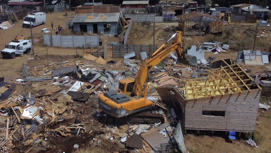 Gobierno condena ataques armados a carabineros y promete "seguir adelante" con el desalojo de la megatoma de San Antonio