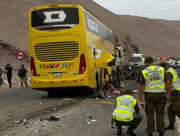 Dos fallecidos y nueve lesionados deja colisión entre bus y camión en la Ruta 5 Norte en Arica