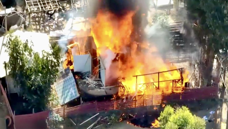 Barricada fuera de control habría provocado incendio de casa en la megatoma de San Antonio: también acusan quema de cerros