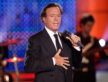 Julio Iglesias bajo la lupa: Fiscalía española investiga graves denuncias en su contra por presunto acoso y agresión sexual