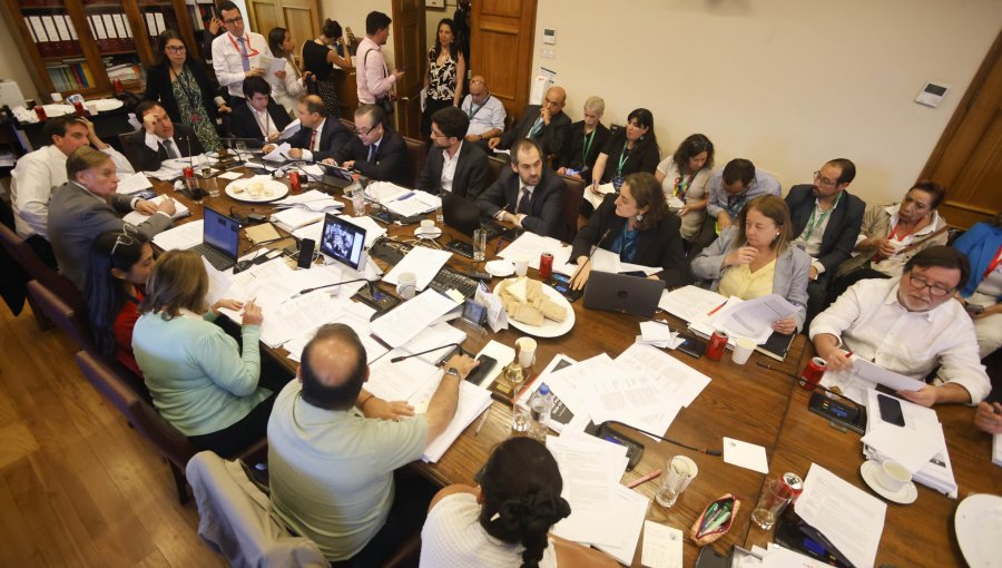 Comisión de Hacienda aprueba "amarre" del sector público y rechaza elevar a cinco años la antigüedad para reclamar a Contraloría