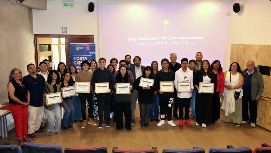 20 estudiantes de colegios públicos de Viña, Concón, Quintero y Puchuncaví fueron reconocidos por sus puntajes en la PAES