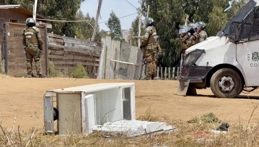 Escalada de violencia no cesa en la megatoma de San Antonio: un carabinero baleado y ataques con una veintena de bombas molotov