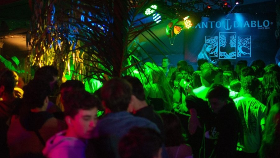Alarma en Zapallar por denuncias de jóvenes que aseguran haber sido drogadas tras consumir tragos en discoteca Santo Diablo