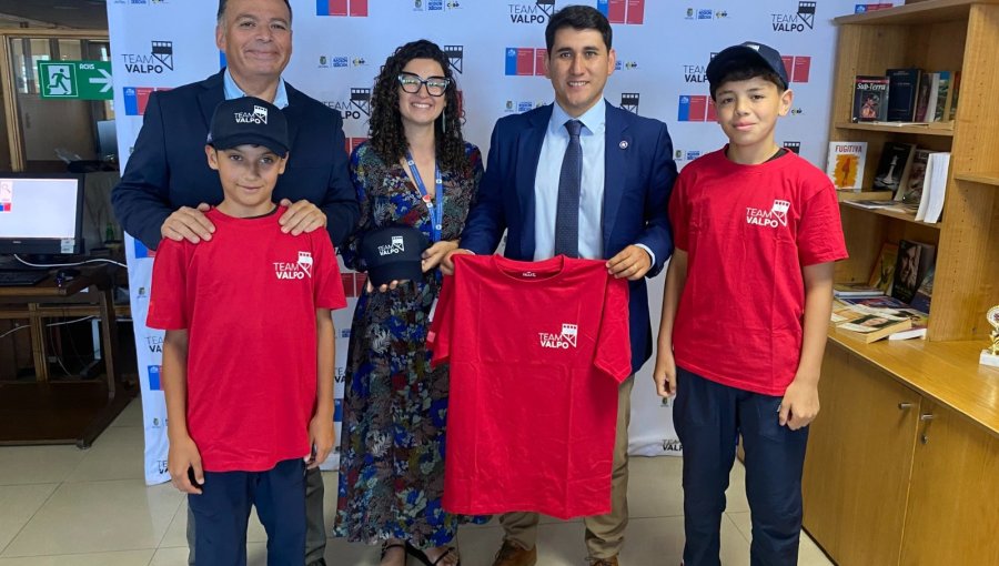 Entregan indumentaria deportiva a destacados karatecas del programa Team Valpo