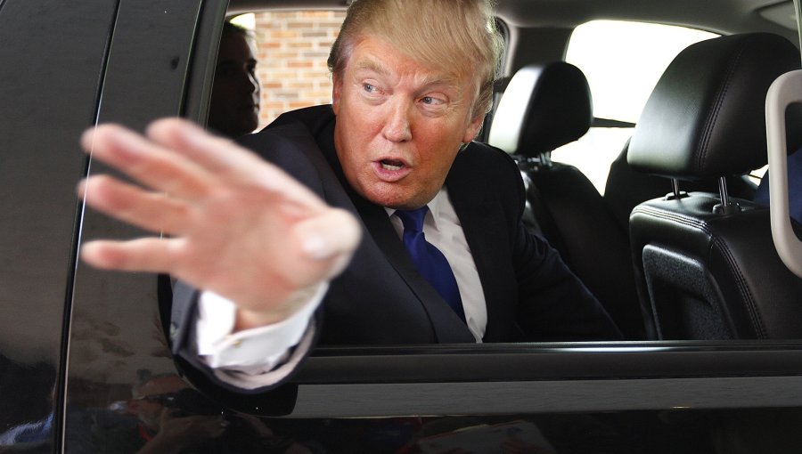 Trump mostró el dedo del medio a un trabajador que le gritó "protector de pedófilos" por caso Epstein