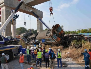 Al menos 32 fallecidos deja caída de una grúa sobre un tren de pasajeros en Tailandia