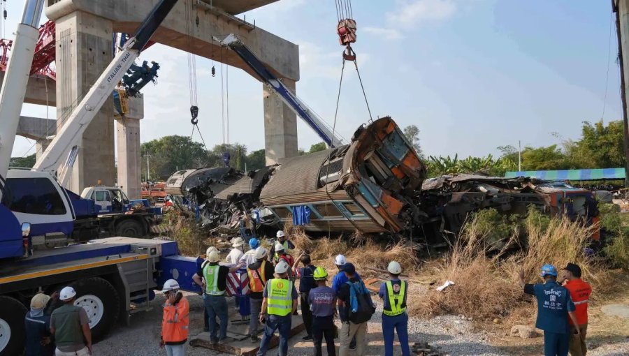 Al menos 32 fallecidos deja caída de una grúa sobre un tren de pasajeros en Tailandia