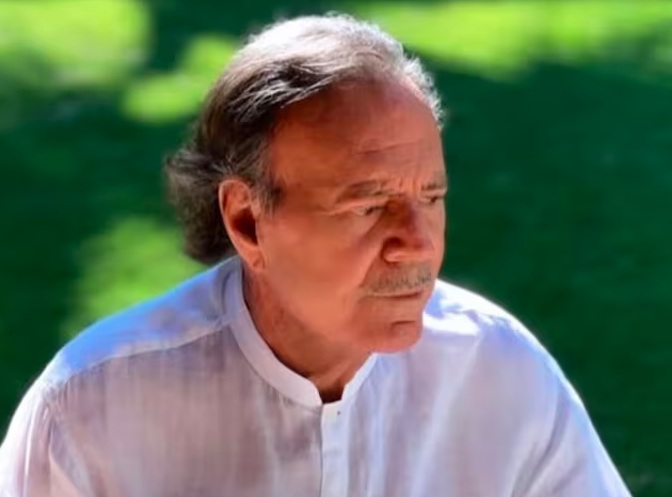 Julio Iglesias rompe el silencio tras acusaciones de agresión sexual y maltrato de dos exempleadas: "Todo se va a aclarar"