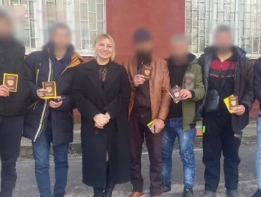 Mujer rusa recluta "con engaños" a hombres extranjeros para luchar en el frente en Ucrania