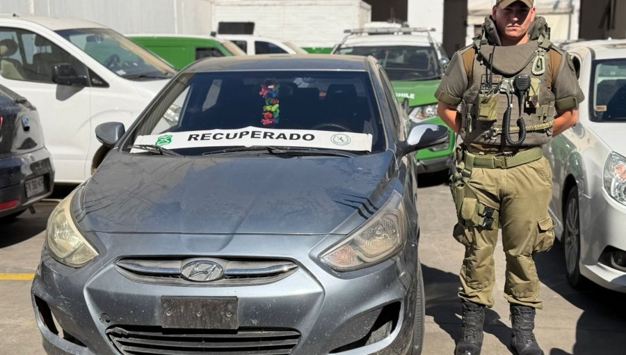 Fiscalización por estar mal estacionado en Valparaíso termina con sujeto detenido por conducir auto robado y mantener patentes falsas