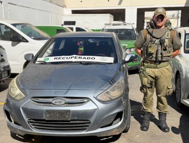 Fiscalización por estar mal estacionado en Valparaíso termina con sujeto detenido por conducir auto robado y mantener patentes falsas