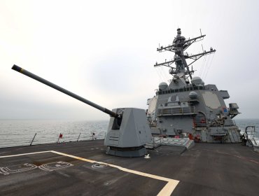 China despliega fuerzas navales y aéreas tras paso de destructor estadounidense