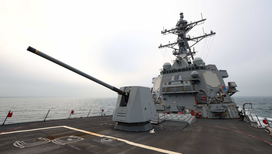 China despliega fuerzas navales y aéreas tras paso de destructor estadounidense