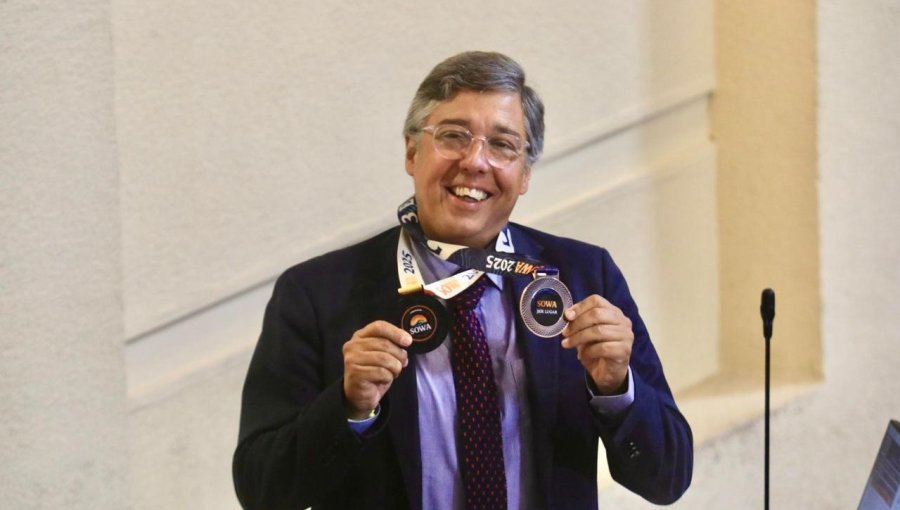 Diputado Arturo Barrios logra podio en competencia de nado en aguas abiertas en Algarrobo