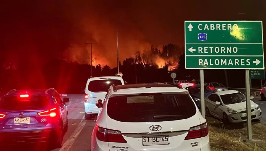 Autopistas del Itata y Concepción-Cabrero permanecen cerradas por avance del fuego