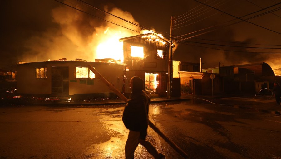 Incendio forestal en Concepción deja 253 viviendas destruidas y 20 mil evacuados