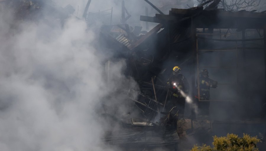 "Miserables": Presidente Boric denunció que "un grupo de delincuentes" apedreó un carro de Bomberos en Angol