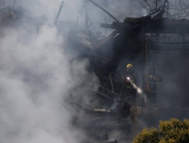 "Miserables": Presidente Boric denunció que "un grupo de delincuentes" apedreó un carro de Bomberos en Angol